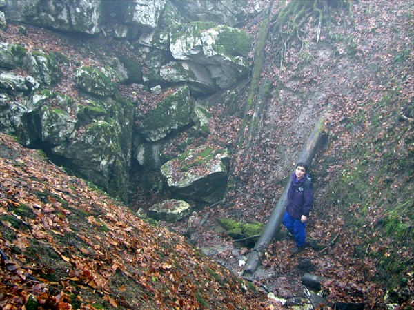028 (01.Feb.2003) Mike at the entrance to cave Dolgaya